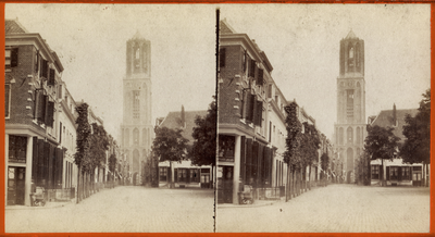 122407 Gezicht op het noordelijke gedeelte van de Mariaplaats te Utrecht uit het westen, met in het midden op de ...